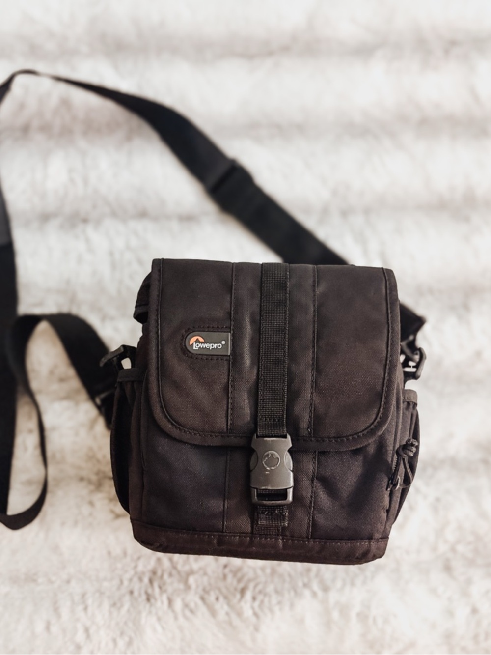 Lowepro Black Compact Messenger Bag for Men